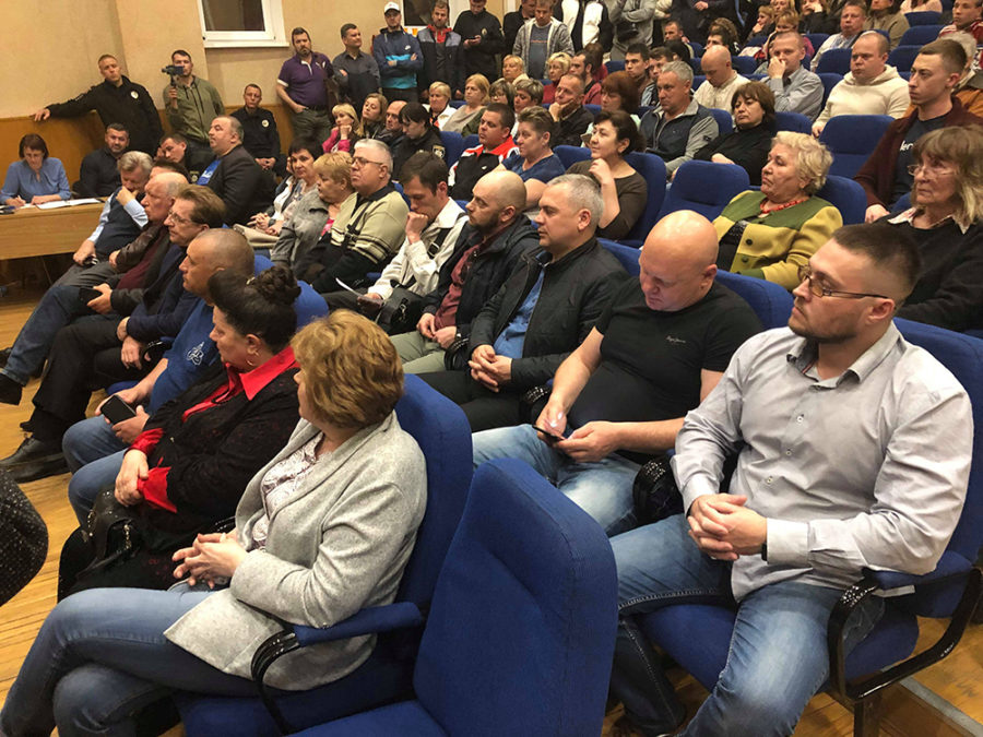 В городе энергетиков люди ночью заблокировали мэрию вместе с городским головой и требовали его отставки (ВИДЕО)