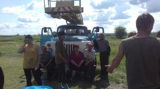 В Запорожской области местные жители заблокировали бригаду энергетиков (ФОТО)