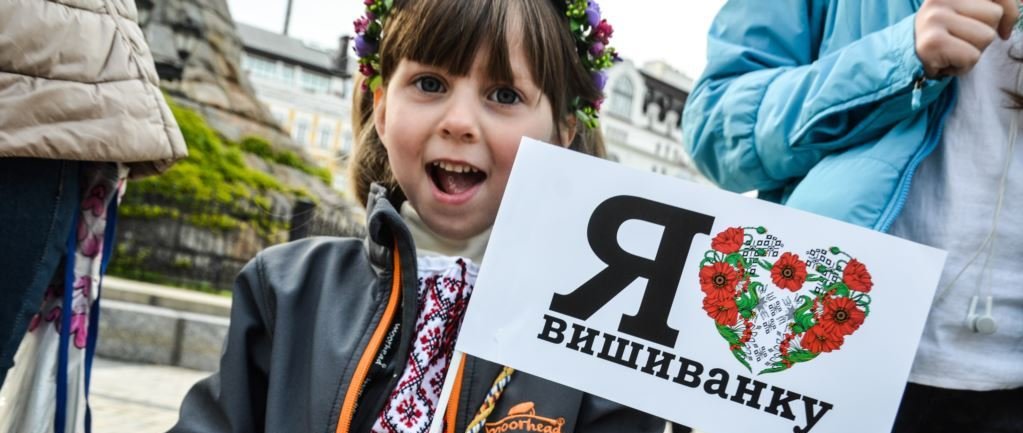 День вышиванки в Запорожье: горожане активно делают селфи в вышитых рубашках (ФОТО)