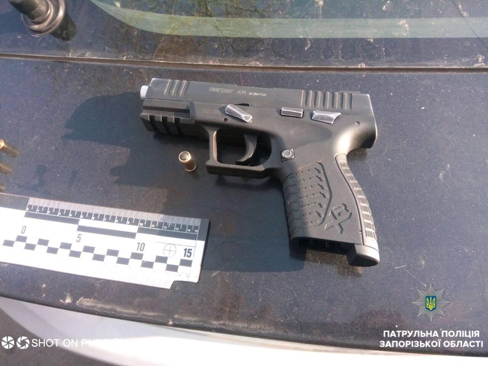В Запорожье полицейские остановили на улице вооруженного парня (ФОТО)