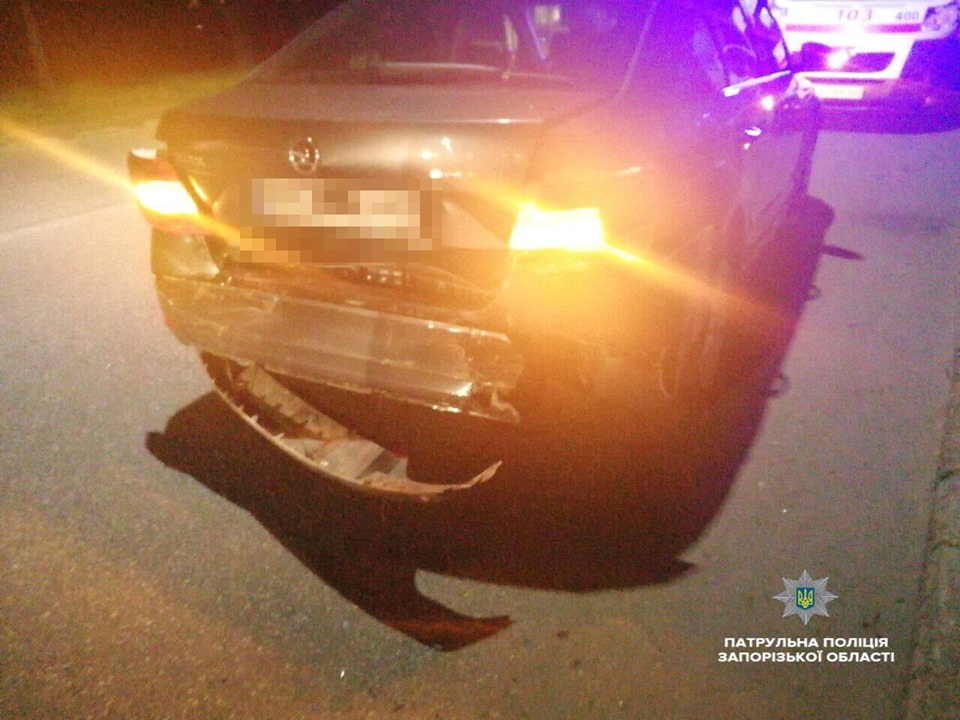 Полицейские рассказали подробности ночного ДТП в Запорожье (ФОТО)