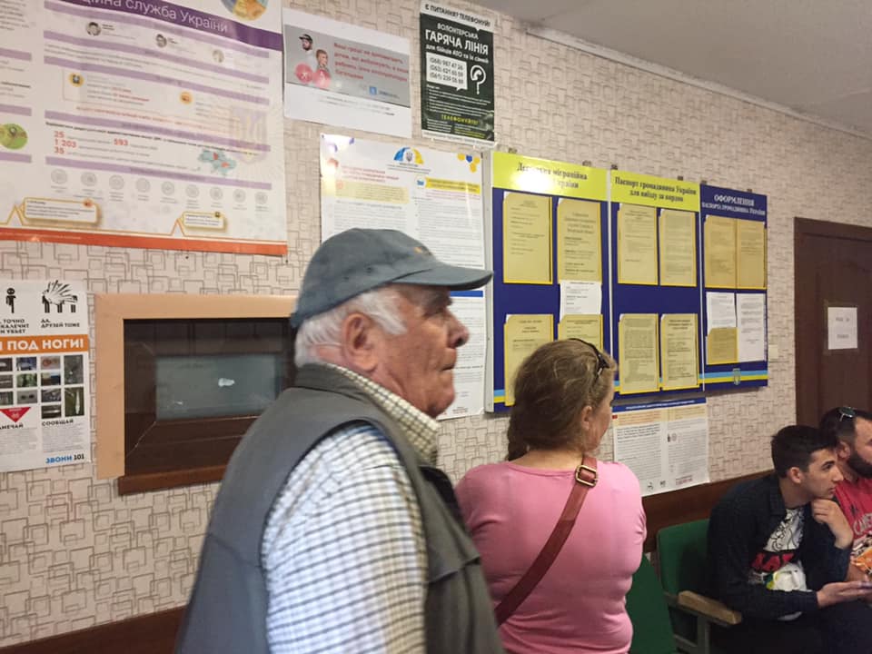 В Запорожье городской отдел миграционной службы «застрял в прошлом веке», - журналист
