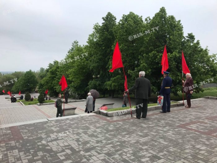 В Запорожской области на улицу вышли люди с советскими флагами (ВИДЕО, ФОТО)