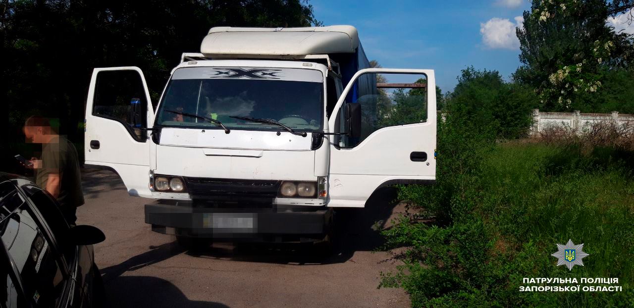 В Запорожье полицейские остановили грузовик с нелегальным грузом (ФОТО)