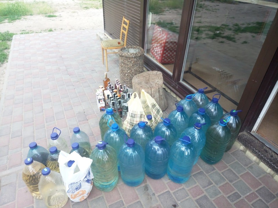 В Запорожье полицейские выявили рюмочную с опасным алкоголем (ФОТО)