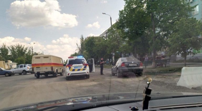 В Запорожской области женщина вышла из машины и провалилась под землю (ФОТОФАКТ)