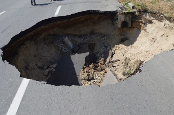 В Запорожской области грузовик провалился в яму на новой дороге (ФОТО)