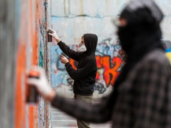 Беспредел в центре Запорожья: юные "художники" испортили фасад на площади Поляка (ФОТО)