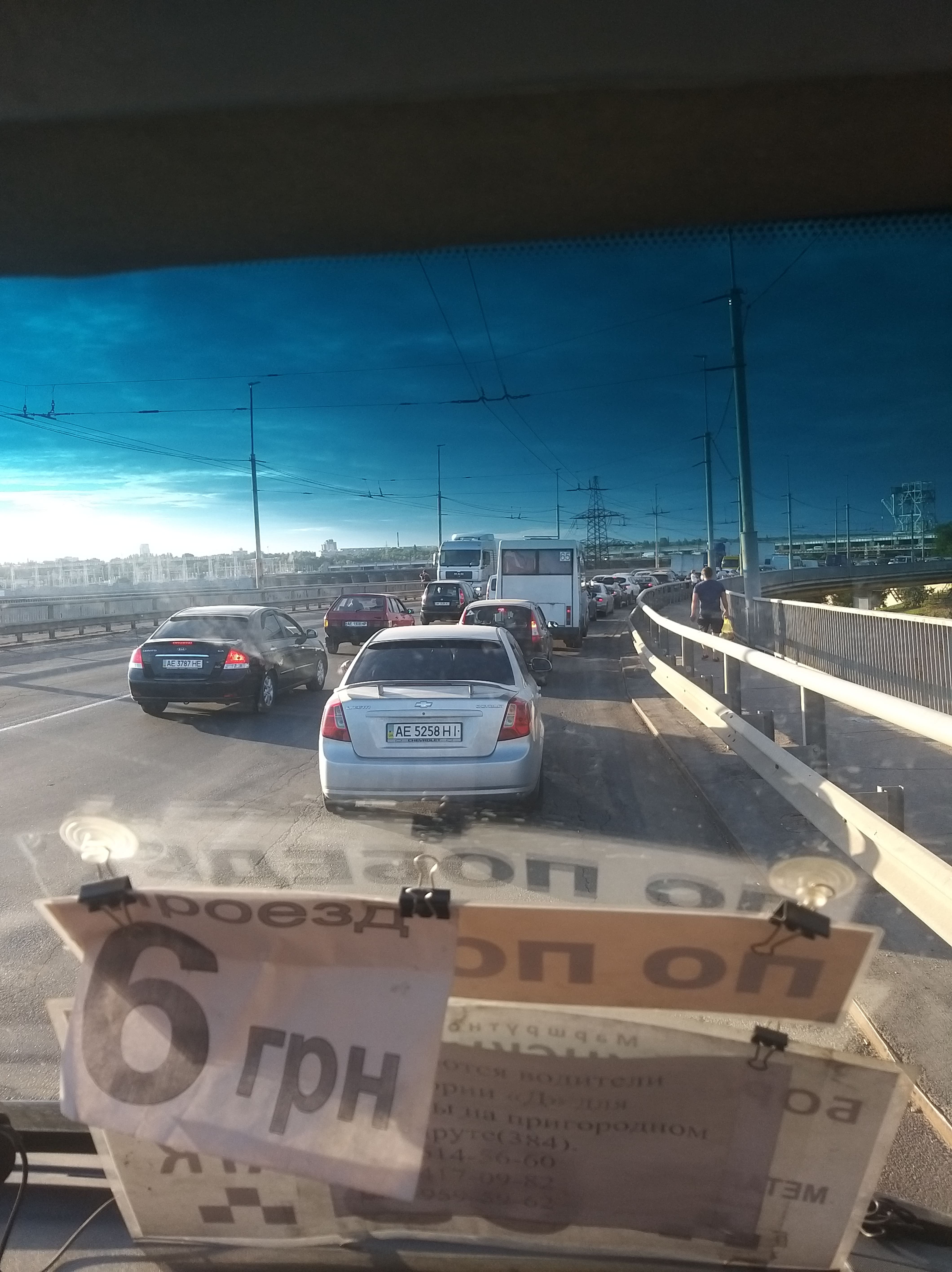 Воскресный вечер по запорожски: автомобили на плотине ДнепроГЭС застряли в пробке, пассажиры маршруток идут пешком (ФОТО)