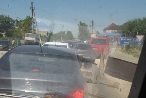Занимайте очередь заранее: к запорожским курортам выстроились огромные пробки (ВИДЕО)