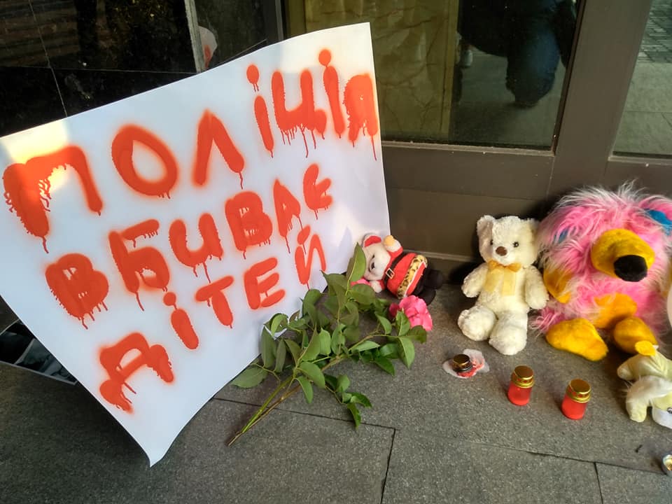 Дети не мишень: в Запорожье под стенами ГУ Нацполиции прошел митинг в связи с убийством пьяными полицейскими 5-летнего мальчика (ФОТО)