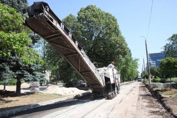 На проспекте Маяковского кипит работа: когда запорожцам ждать новую зону отдыха (ФОТО)