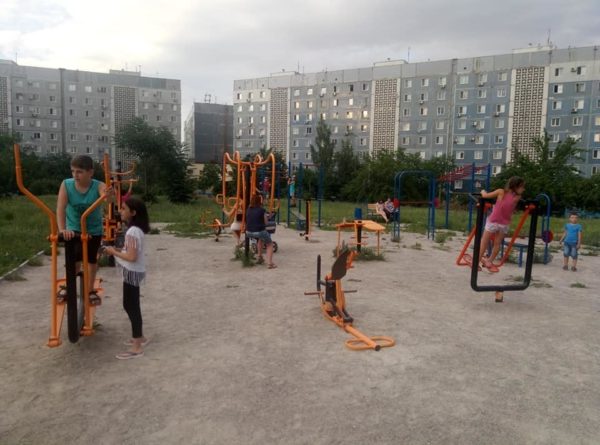 Запорожские школьники устроили недетские игры на одной из спортивных площадок (ФОТО)