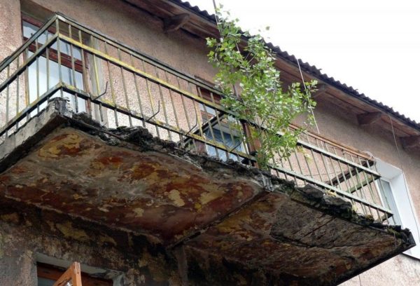 В Запорожье с высоты 14-го этажа упала бетонная плита с балкона (ФОТО)