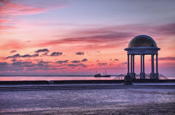 Запорожский курорт встретил отдыхающих с прохладой (ФОТО)