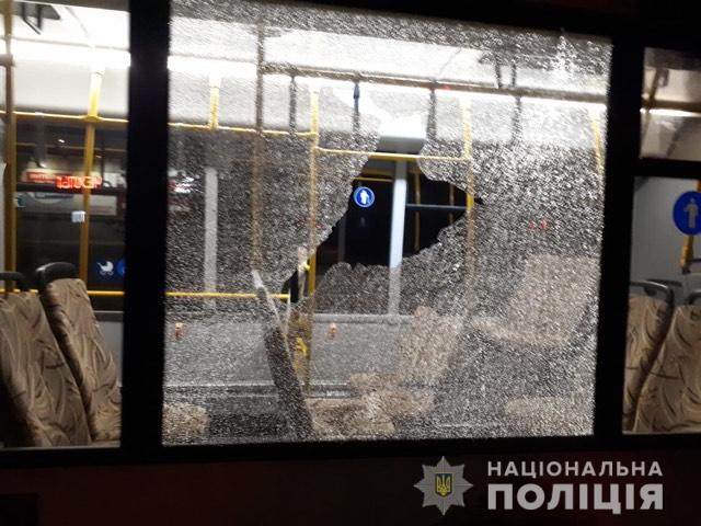 В Запорожье неизвестные разбили окна в маршрутке: подробности (ФОТО)