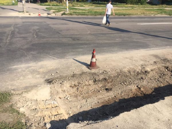 Запорожцам приходится прыгать на пешеходных переходах (ФОТО)