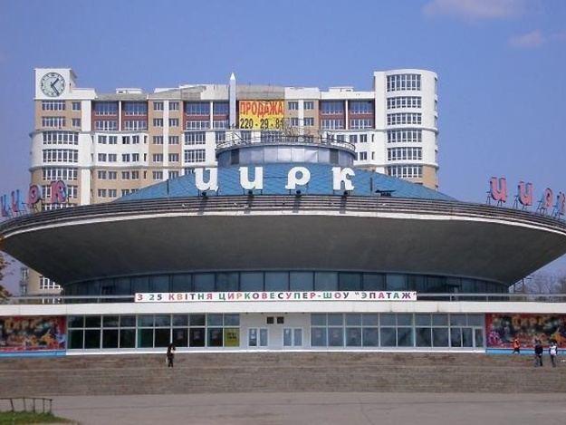 Возле запорожского цирка животные "удобряют" тротуары (ВИДЕО)