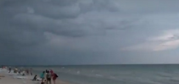 Запорожский курорт накрыли черные облака (ВИДЕО)