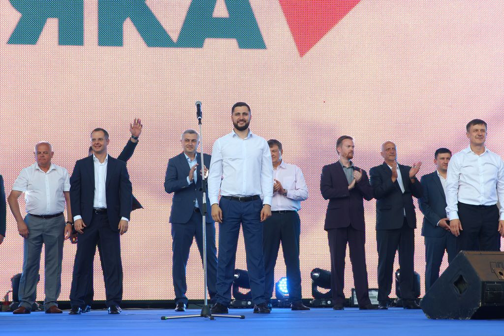 Команда Владимира Буряка идет в Верховную Раду при поддержке запорожцев