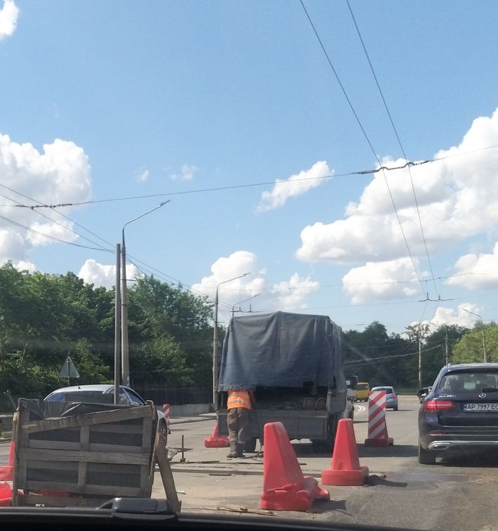 На запорожской плотине ДнепроГЭС автомобили снова стоят в километровой пробке (ВИДЕО)