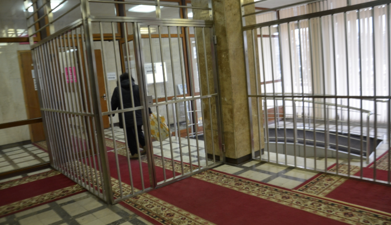 Больше не за решёткой: внутри ЗОГА убирают ограждения (ФОТО)