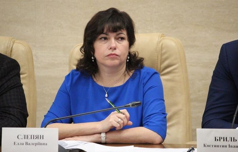 Элла Слепян запретила заходить в Запорожскую ОГА в дешевых джинсах