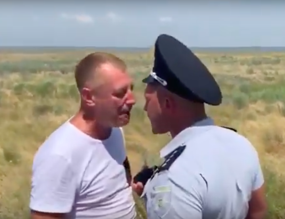 История с агрессивными копами и водителем-провокатором завершилась увольнением правоохранителей