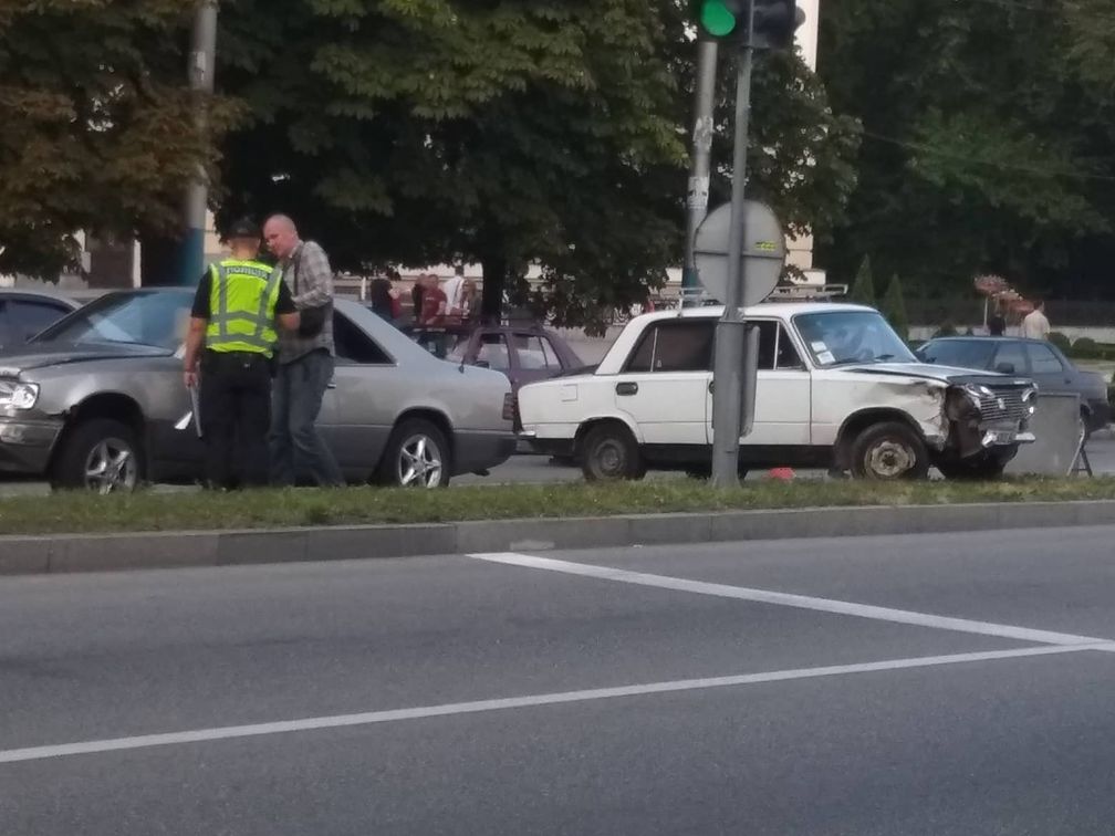 В Запорожье на бульваре Шевченко пробка из-за ДТП: Жигули столкнулись с Мерседесом (ФОТО)
