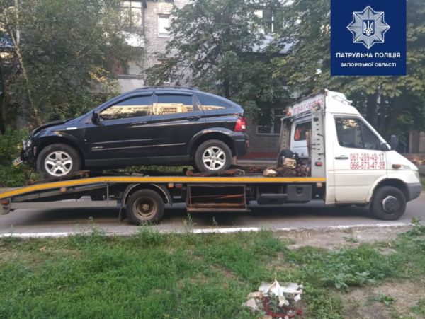 Уничтожил детскую площадку и пару автомобилей: запорожский водитель устроил массовое ДТП (ФОТО)