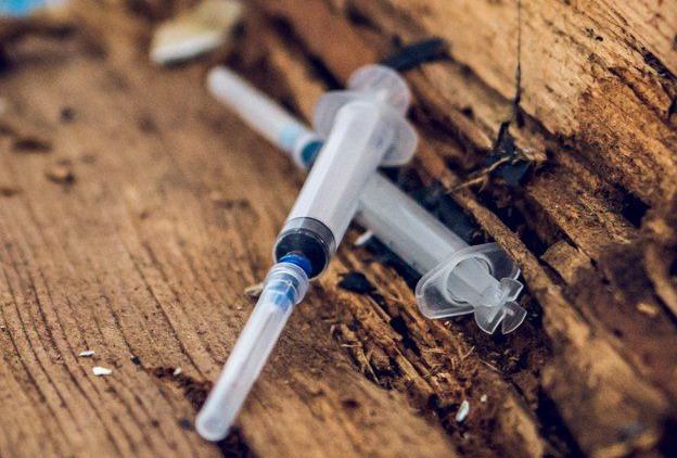 Страшные последствия употребления наркотиков: на Центральном пляже в Запорожье едва не умер молодой парень (ВИДЕО)