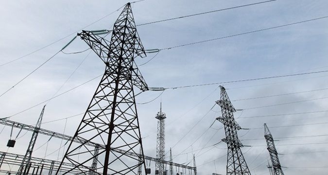 Житель Запорожья залез на электроопору и попытался оттуда спрыгнуть (ВИДЕО)