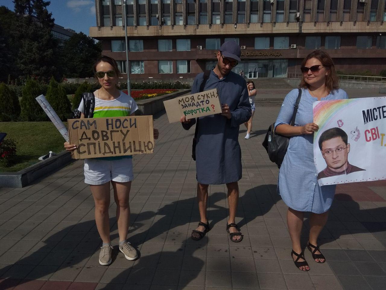 Мужчины в платьях вышли на митинг против Владислава Марченко в Запорожье (ФОТО)