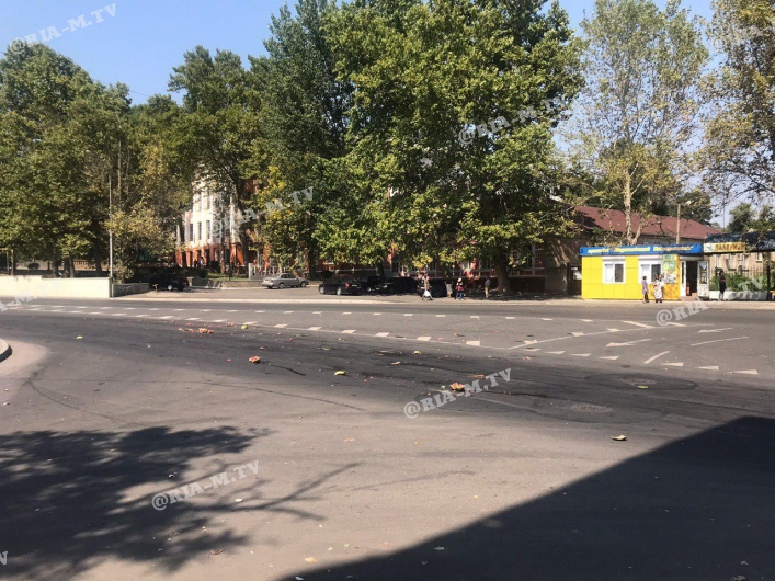 Осторожно, арбузы: в Запорожской области в результате аварии дорога усыпана бахчевыми (ФОТО)