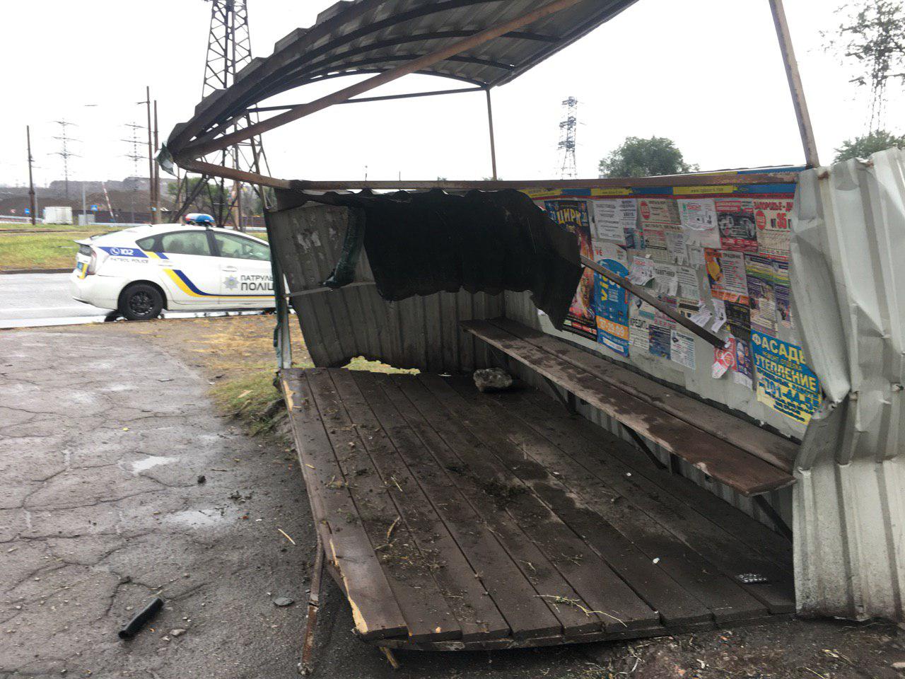В Запорожье водитель на высокой скорости снёс остановку (ФОТО)