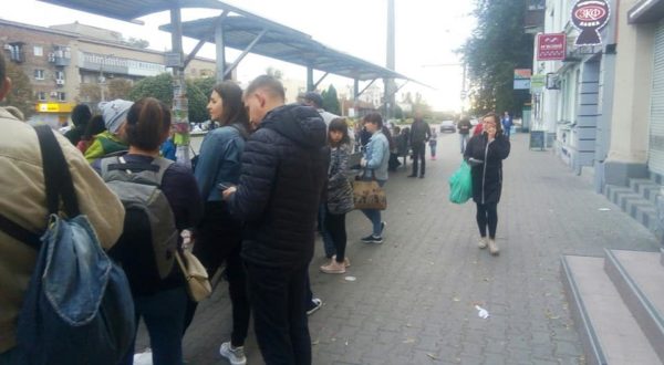 Три часа в очереди: запорожцы массово не могут добраться домой после работы (ФОТО)
