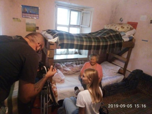 Слепая бабушка с запорожского вокзала получит документы и помощь (ФОТО)