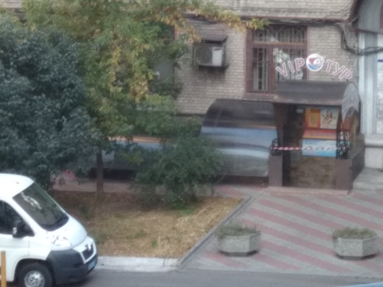 Красная лента и полиция: в центре Запорожья работают криминалисты (ФОТО)
