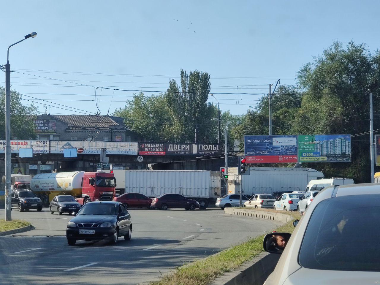 У Запорожских водителей сдают нервы: пробки объезжают по газонам (ВИДЕО)