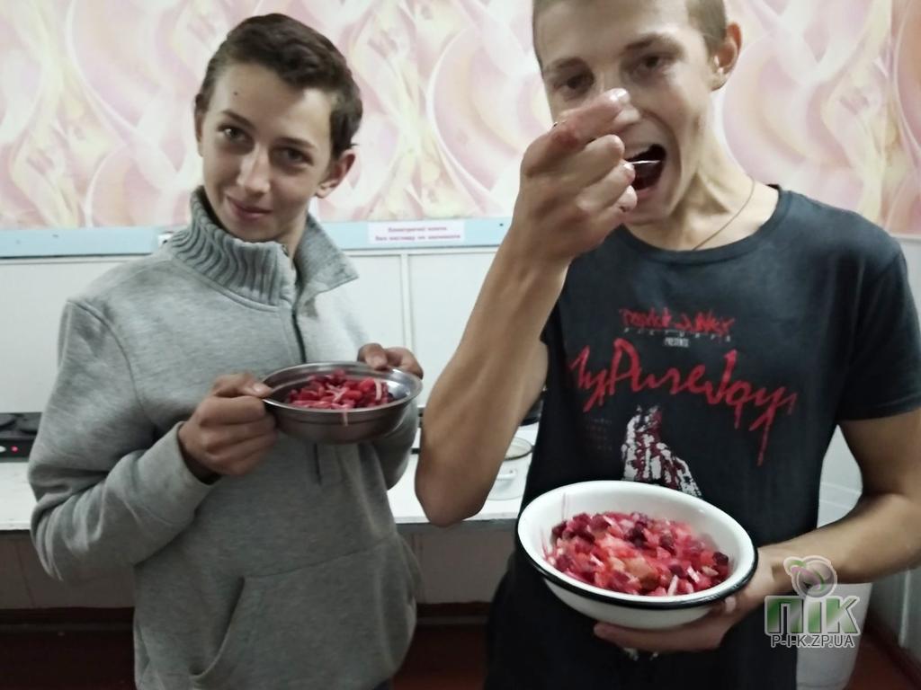 "Вкусный" рекорд: в Запорожской области студенты съели 10 килограмм винегрета за 2 минуты (ФОТО)