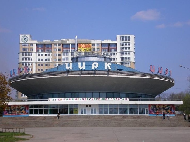 В Запорожье рядом с цирком дети рискуют провалиться под землю (ФОТО)