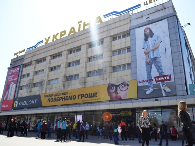 Водителей услышали: возле ТЦ "Украина" в Запорожье ставят забор (ВИДЕО)