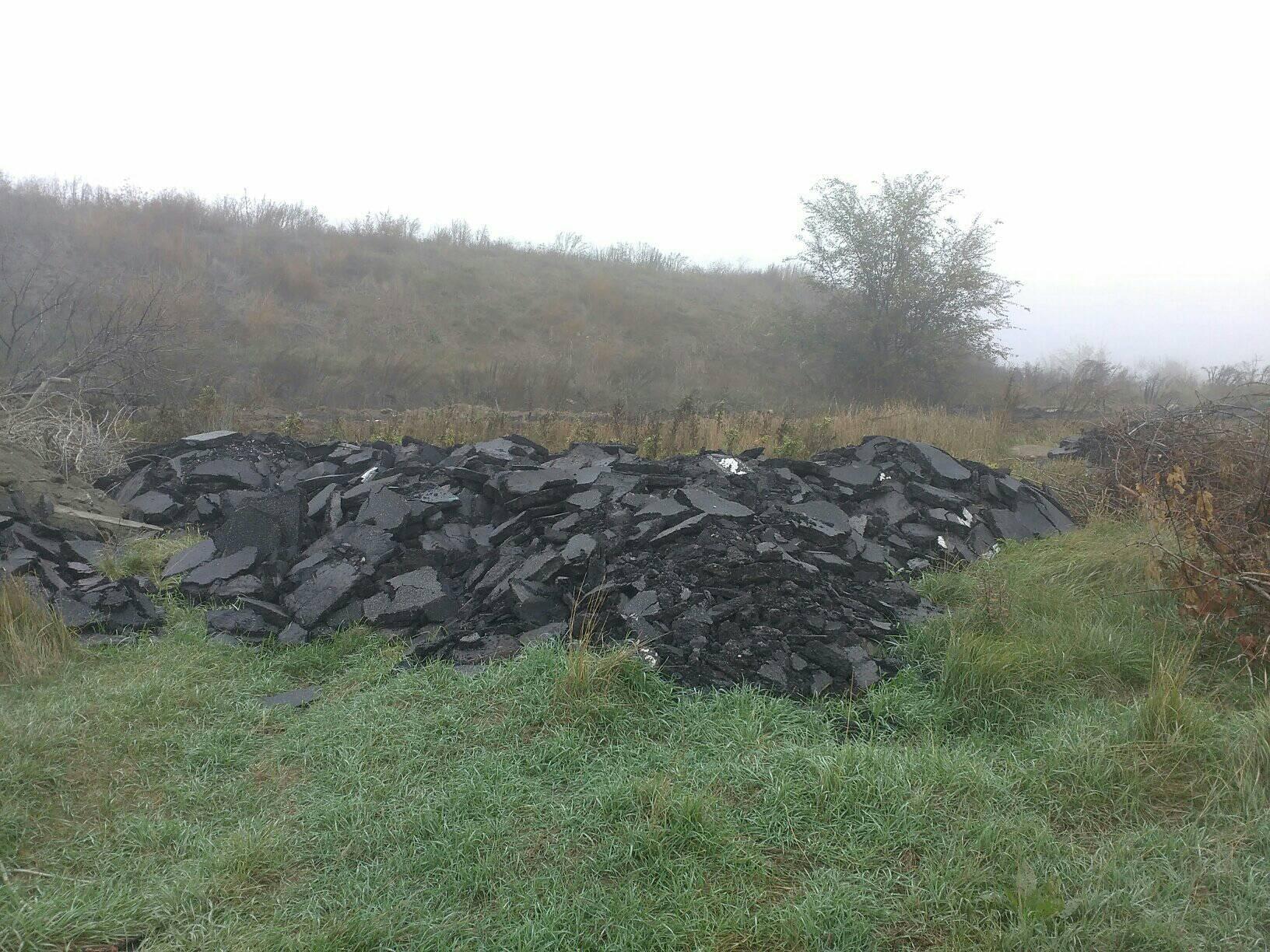 В Запорожье неэкологично избавляются от старого асфальта: общественность возмущена (ФОТО)