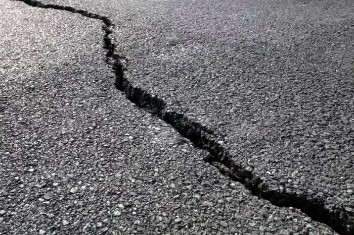 В Запорожской области на глазах водителей начал рушиться мост (ФОТО)