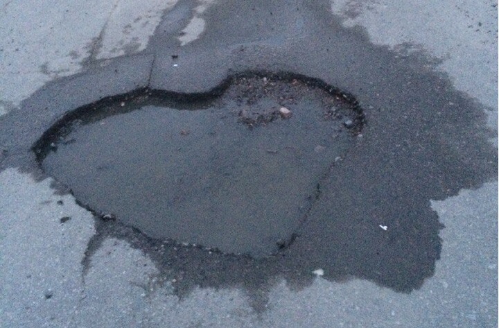 Эстетика разрухи: в Запорожье образовалась дыра на асфальте в форме сердца (ФОТО)