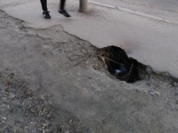 В центре Запорожья разрастается опасная трещина на тротуаре (ФОТО)