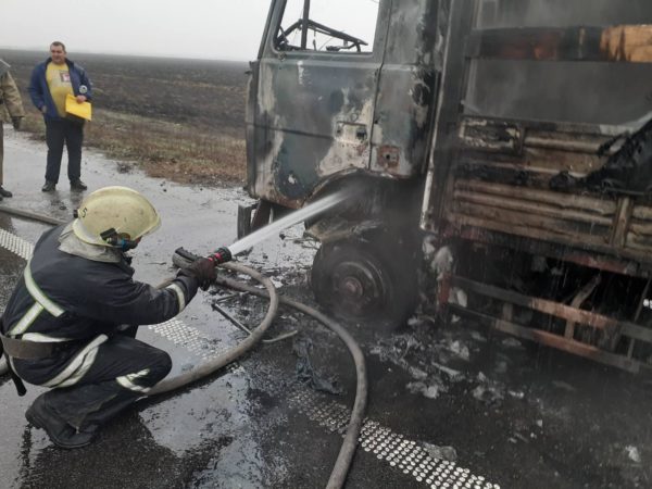 На трассе "Запорожье-Днепр" пылал многотонный грузовик (ФОТО)