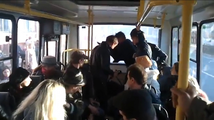"Кто первый": запорожцы устроили драку за место в муниципальном автобусе (ВИДЕО)
