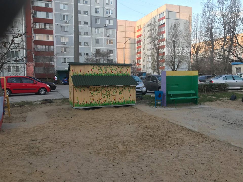 В Запорожской области на детской площадке установили "курятник" (ФОТО)