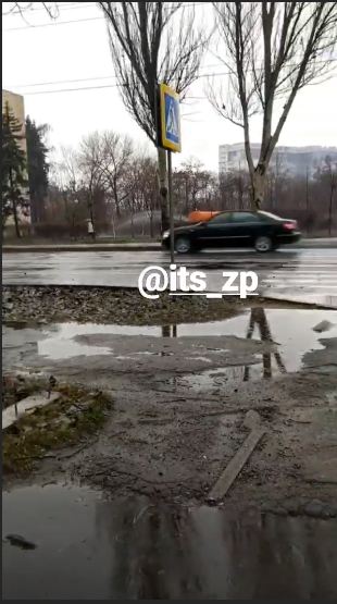 Запорожские коммунальщики поливали газон во время ливня (ФОТО)
